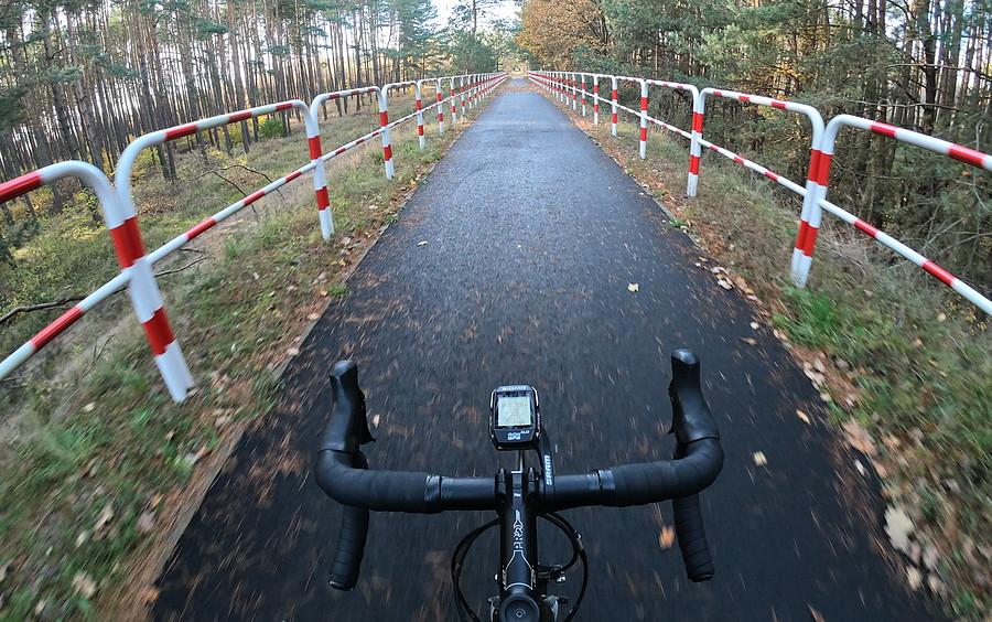 Nadal nie wiem po co te barierki na zacnej 11 km rowrówce Słonawy - Stobnica