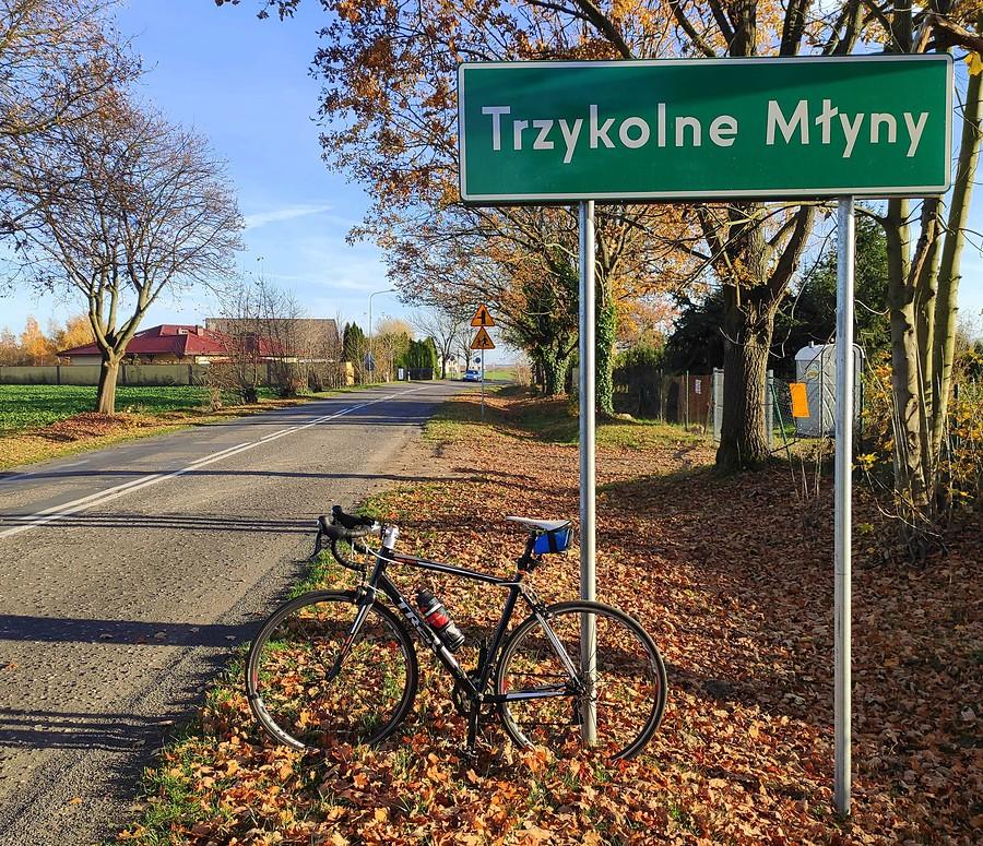 Trzykolne Młyny i dwukolna szosa