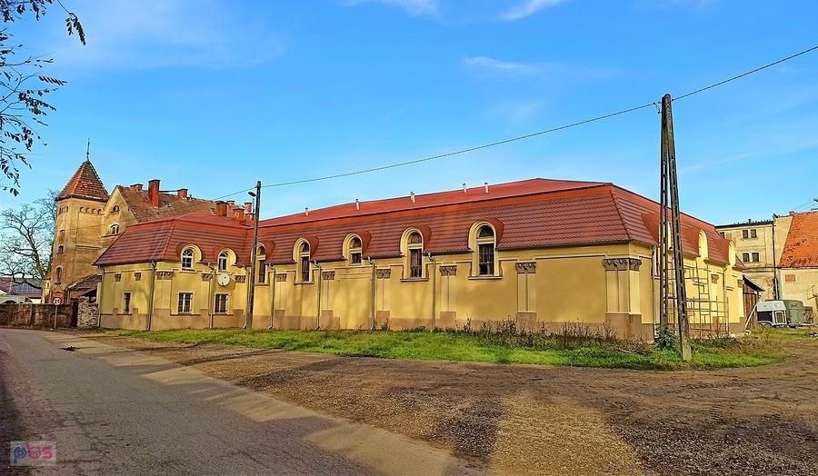 Zabudowania gospodarcze w dawnym majątku w Szklarach Górnych