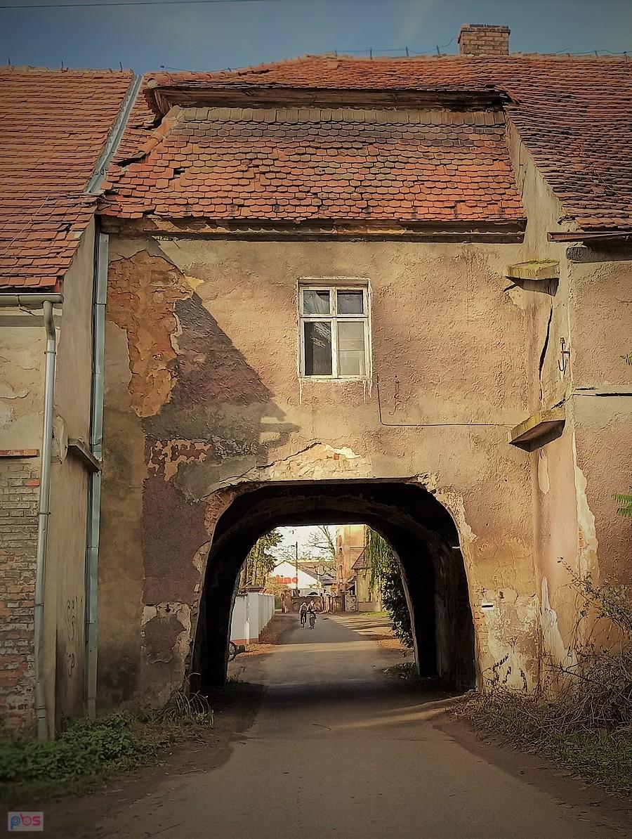 Budynek bramny przy pałacu w Szklarach Górnych