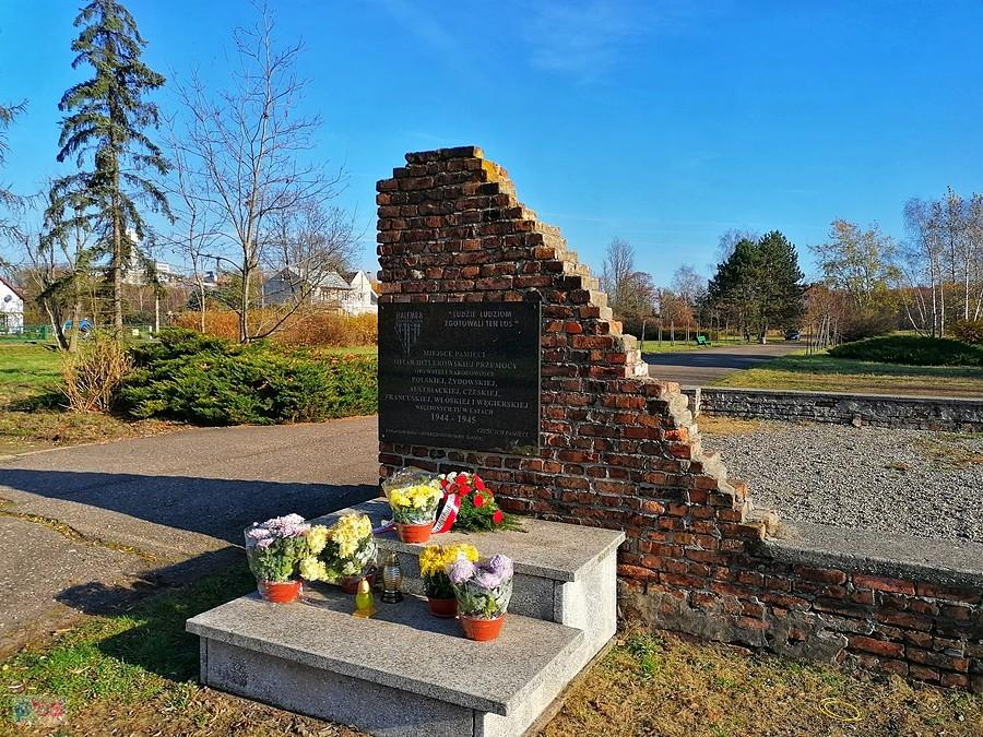 Pamiątkowa tablica w miejscu dawnego podobozu KL Auschwitz w rudzkiej Starej Kuźni
