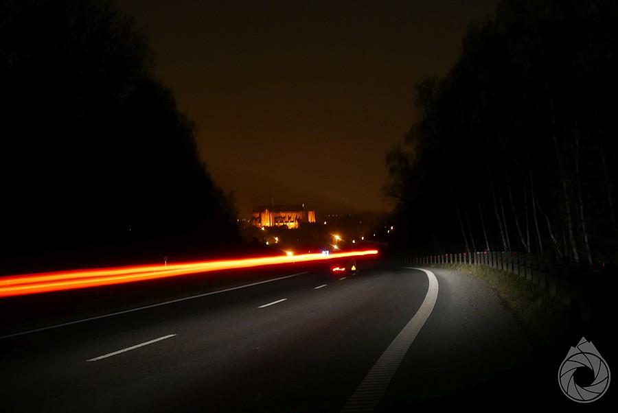 wjazd w konurbację i mocno podświetlony kościół w Strzemieszycach Wielkich
