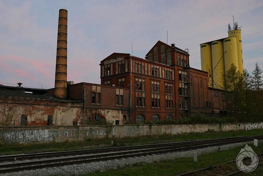 fabryka musztardy i szkła z okien na peryferiach Strzegomia