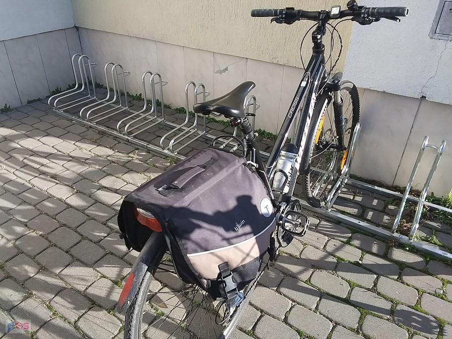 Na parkingu