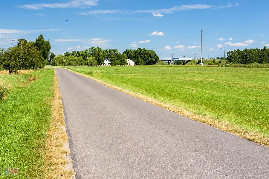 Kulzów - Zawada Pilicka - po prawej widoczny jest wiadukt nad torami Centralnej Magistrali Kolejowej.