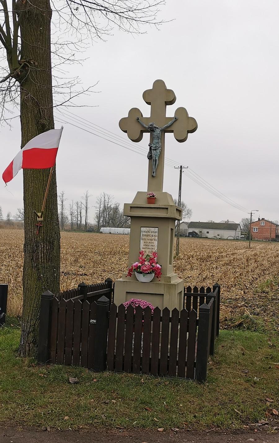 Krzyż w Izdebnie Kościelnym