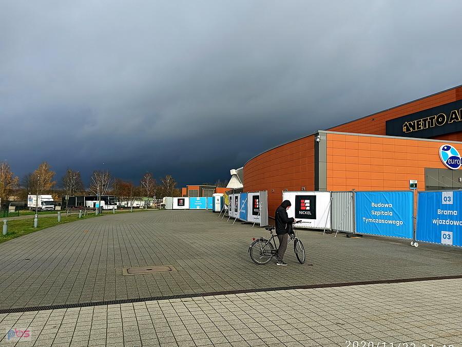 Kuba pod halą Arena.