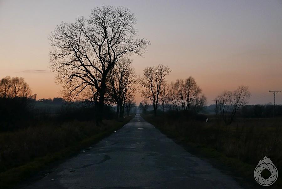 dłuższa, podziurawiona prosta do Rogów