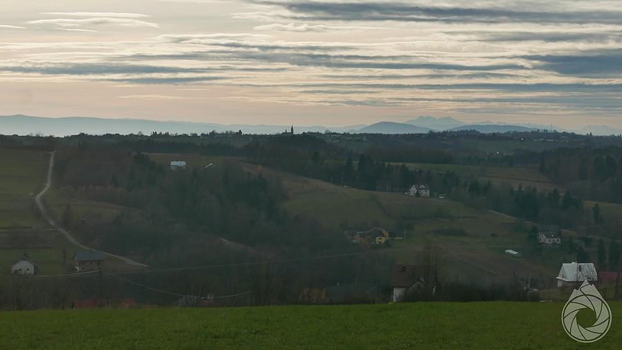z daleka, znad Rzepienników, widoczne ładnie Tatry