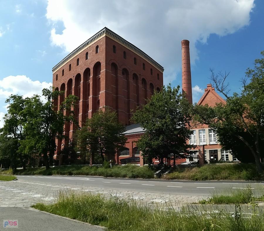 Budynek zabytkowej wieży ciśnień przy ul. Na Grobli