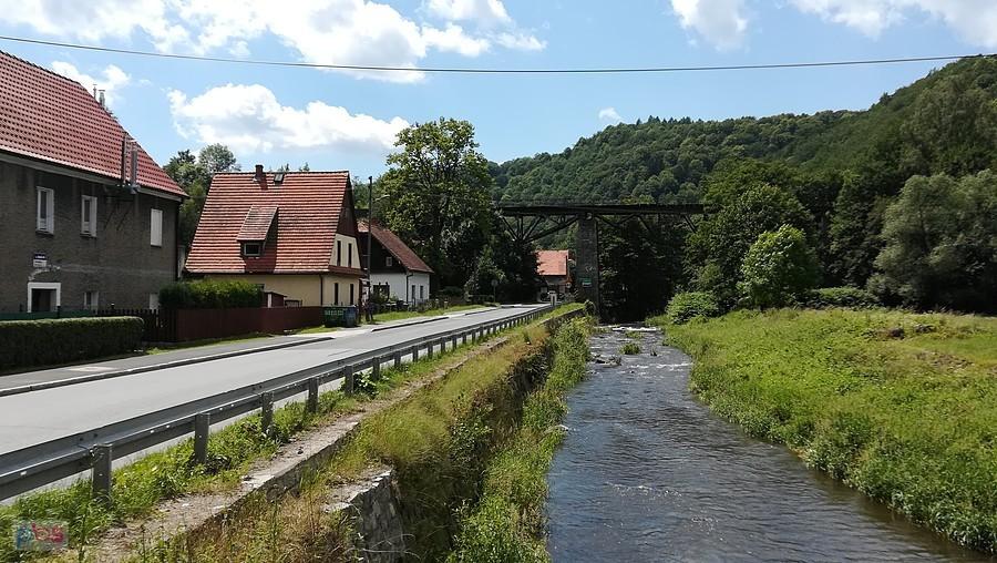 Bystrzyca i zabytkowy wiadukt kolejowy