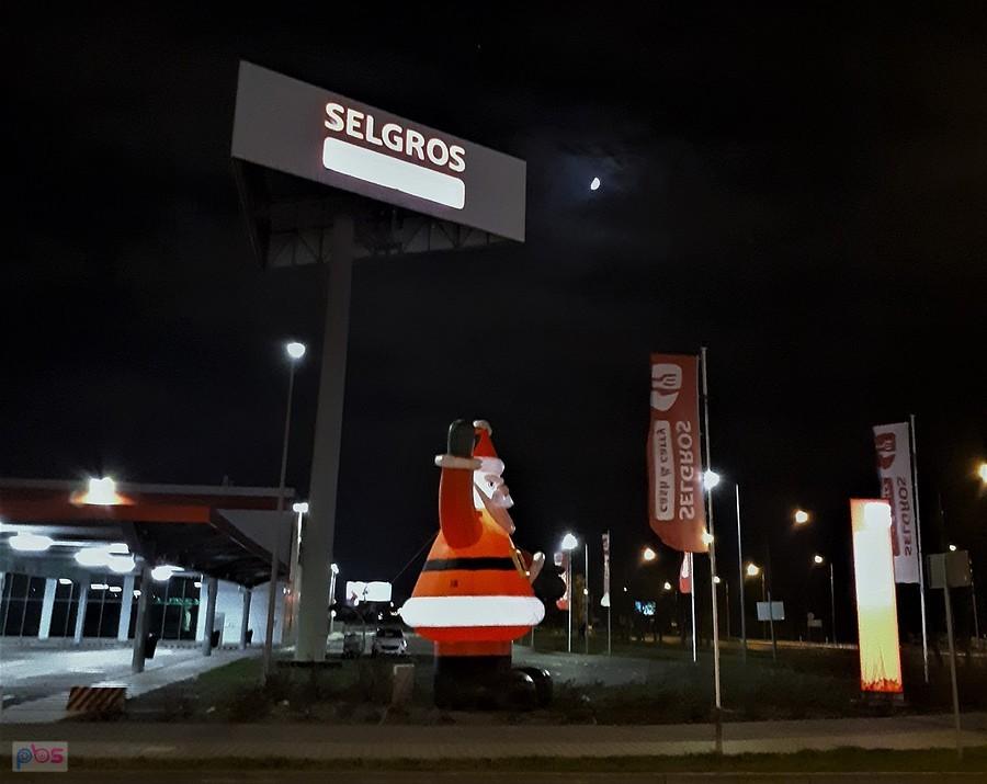 Pod Selgrosem na Puławskiej łapką macha dziadek mróz