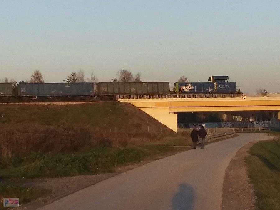 Jedzie pociąg z daleka..