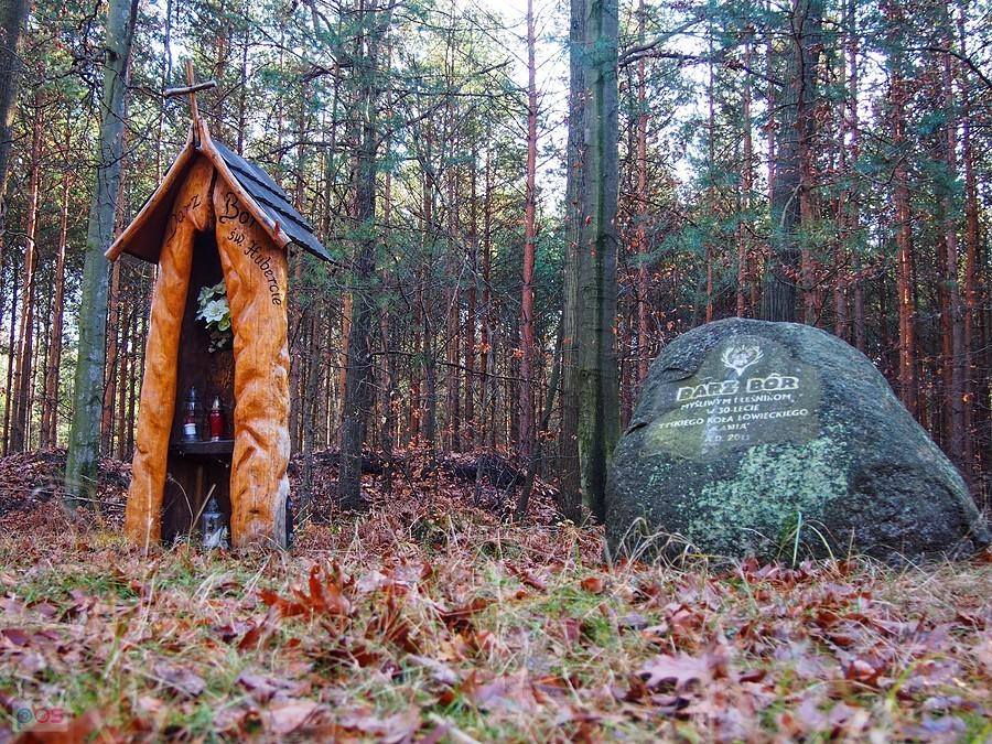 Kapliczka św. Huberta i pamiątkowy kamień koła łowieckiego