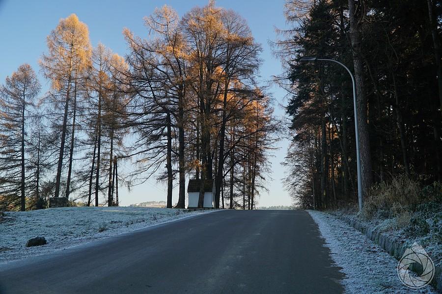podjazd do kapliczki lekko oszroniony