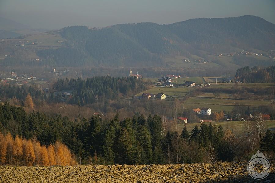 w lekkim smogu zatopiona Nawojowa, nad nią Marganie