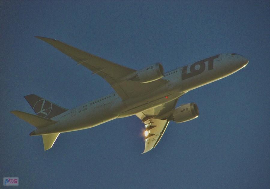 Dreamliner w przebłyskach słońca