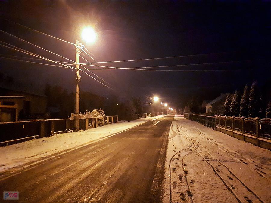 Ul. Długa, Zawodzie, godz. 20:38, na asfalcie zaczął tworzyć się lód - tutaj już musiałem wyraźnie zwolnić.