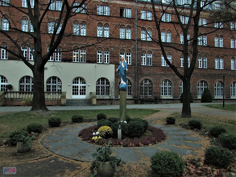 Matka Boża Immaculata przed klasztorem Dominikanów