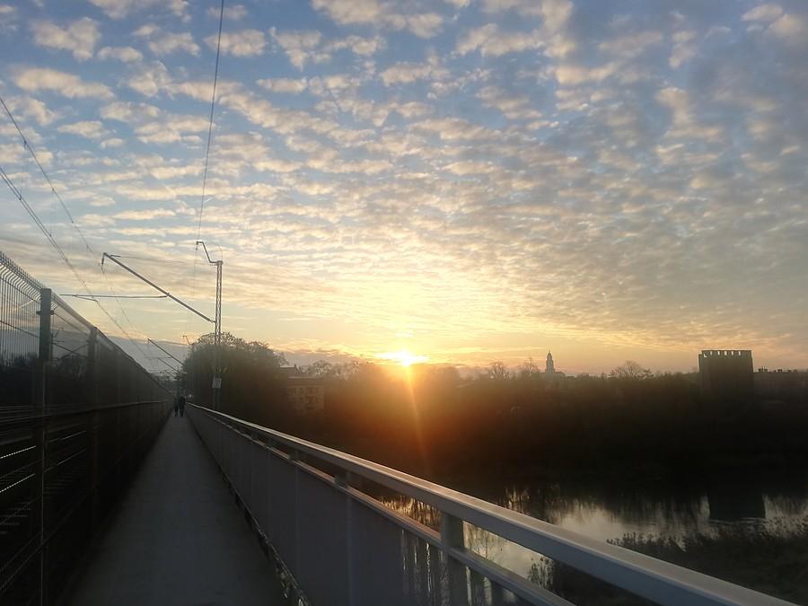 Poranek na kładce nad Wartą