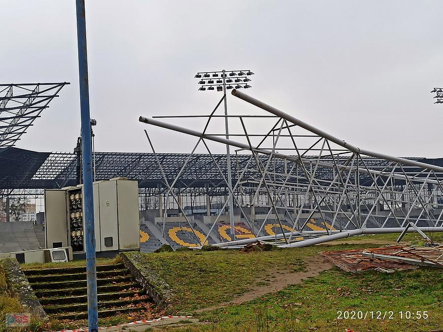 Fragment stadionu Pogoni - widok przez płot.