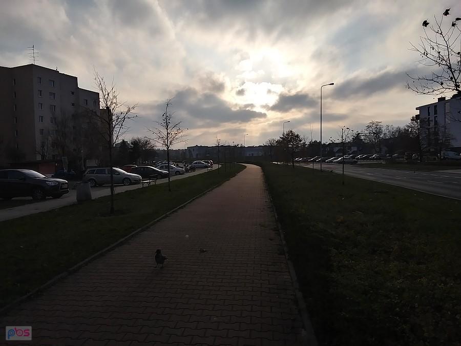 Słońce chowa się za chmury