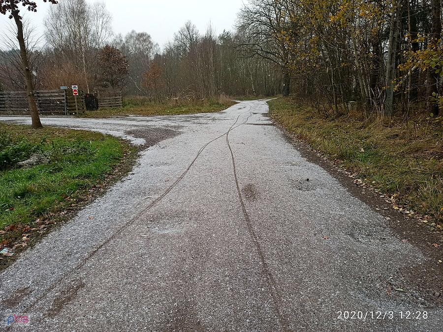 Ślady kół roweru na pierwszym śniegu.