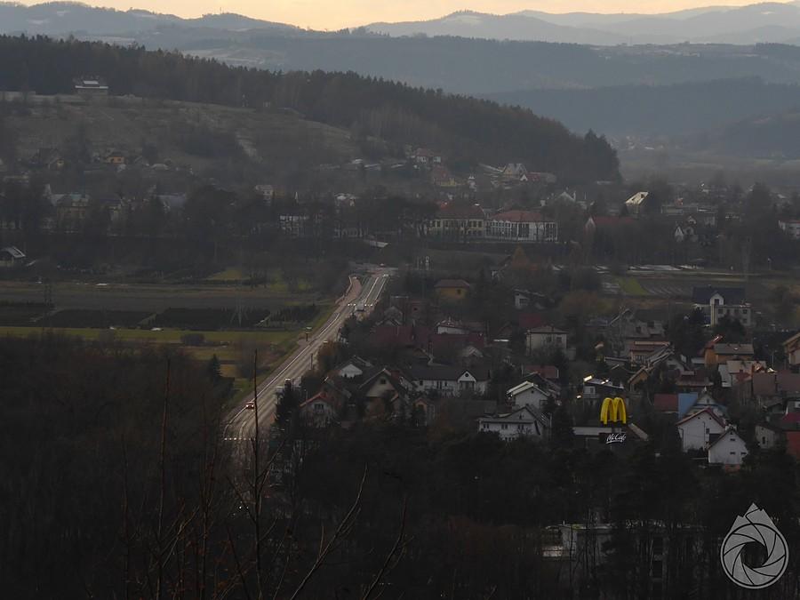 wielkie "M" na drodze w Dolinę Dunajca