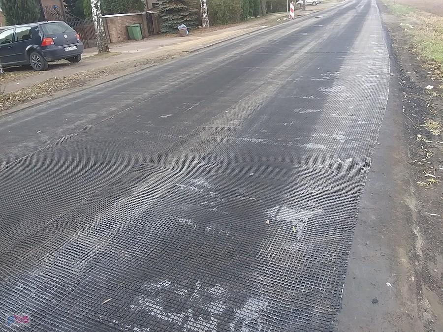 Remont drogi. Jazda po plastikowej siateczce