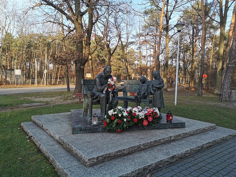 Pomnik Ziuka z córkami zatytułowany "Lekcja historii"