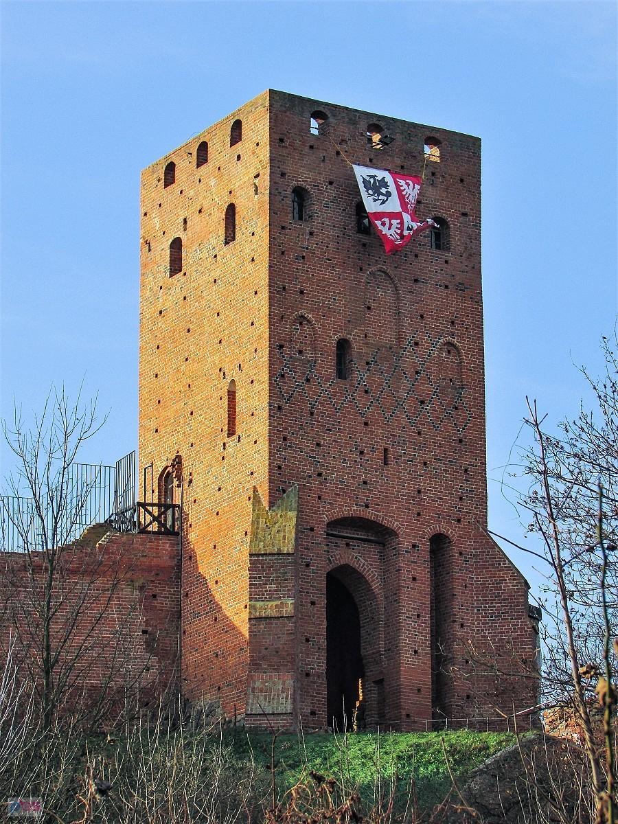 Okazała wieża bramna zamku w Czersku