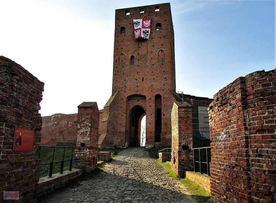 Do zamku w Czersku wjeżdża się przez most przerzucony nad fosą