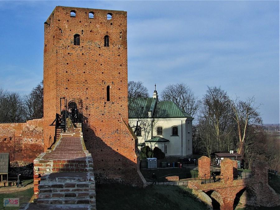 Czersk - widok na wieżę bramną z murów zamkowych