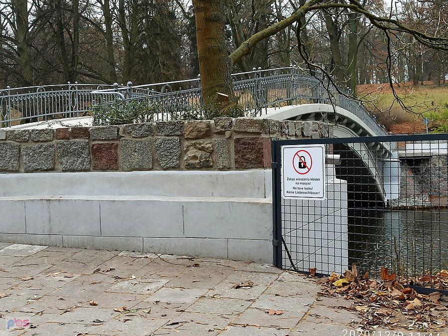 Mostek nad Rusałką i zakaz wieszania kłódek.