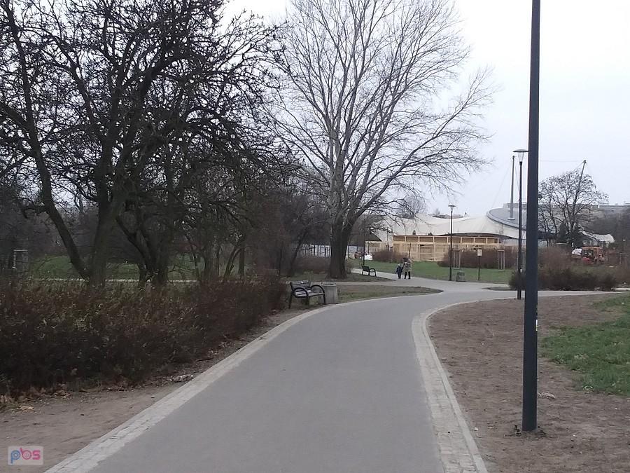 Nowa nawierzchnia alejek w parku na Bemowie