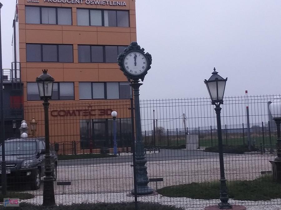 Ciekawe, czy to północ czy południe? Na pewno nie 8.30 jak powinno być :)