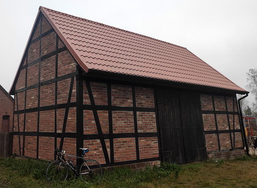 Zabytkowa szopa, mur pruski (zapewne), Borówiec