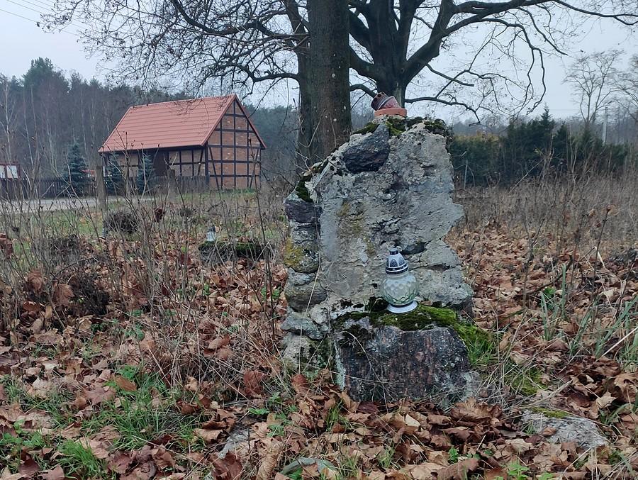 Rozsypujący się pomnik, stary cmentarz ewangelicki, Borówiec