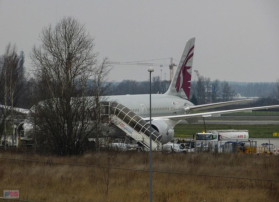 Schowany w krzakach Dreamliner Qatar Airways