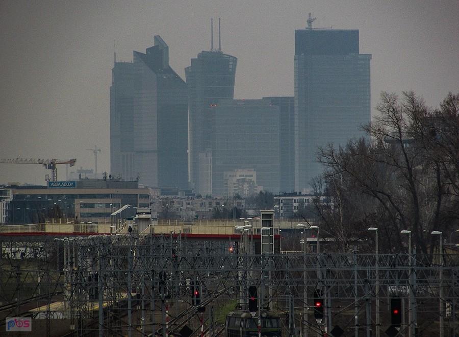 Widok z Okęcia na wieżowce przy rondzie Daszyńskiego