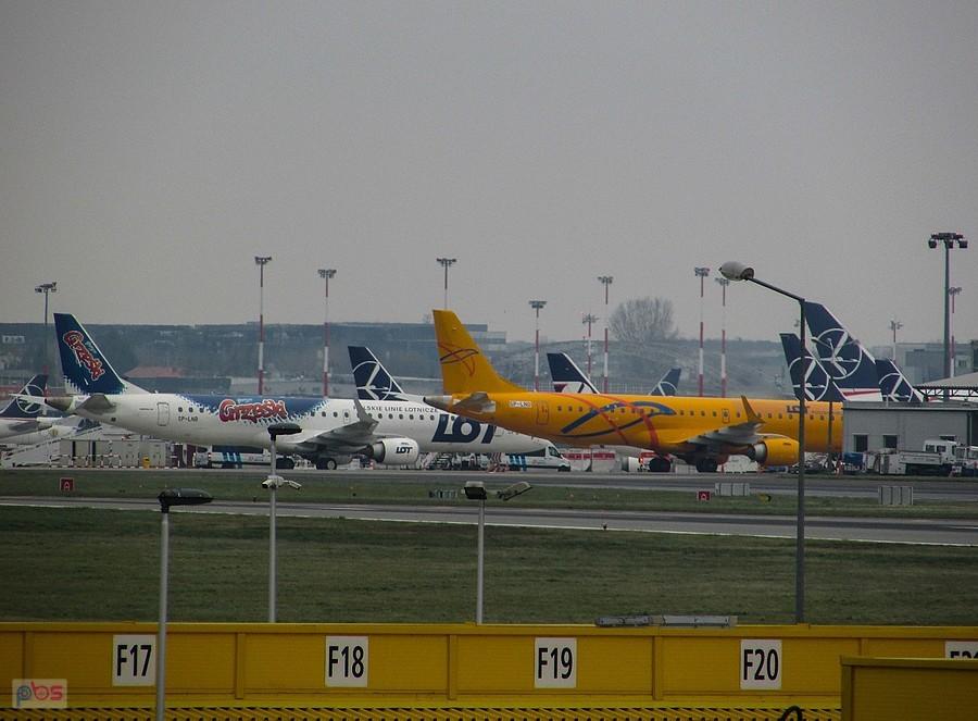 Embraery 195 LOT - Grześki i ten pomarańczowy, jeszcze w malowaniu rosyjskiej linii Saratov Airlines