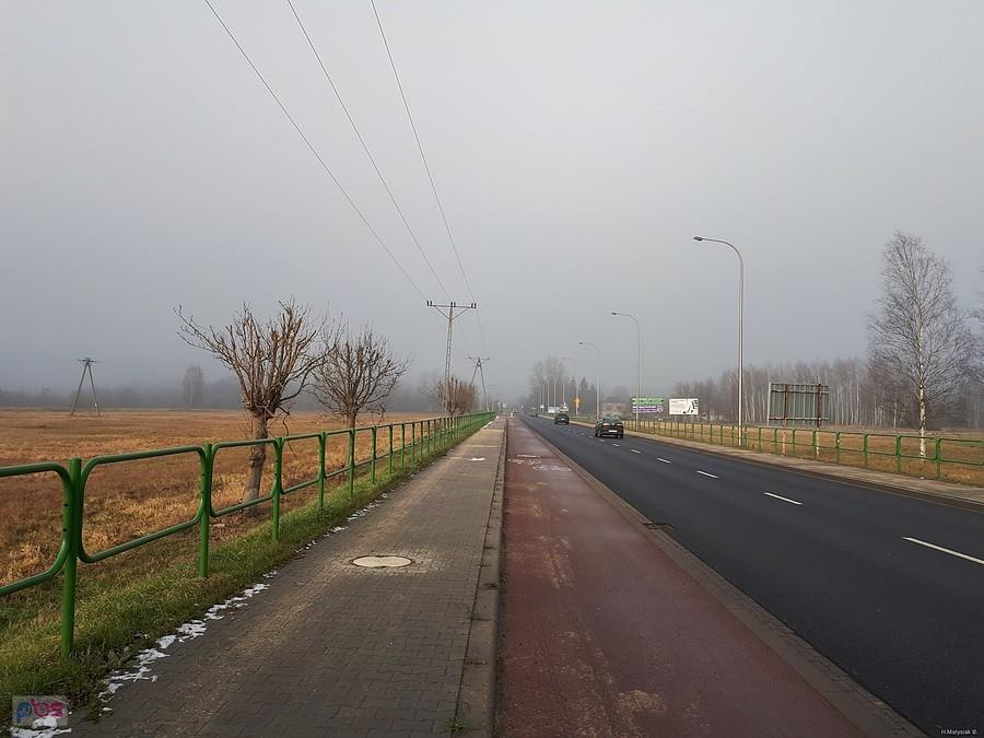 DDR przy ulicy Myszkowskiej (DW 793) - Olesiów - część miasta Żarki. Na horyzoncie początek gęstej mgły nad miastem.