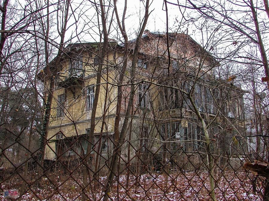 Willa Jutrzenka wygląda na opuszczoną, ale widziałem swiatło na ostatnim piętrze, ktoś jescze tam mieszka