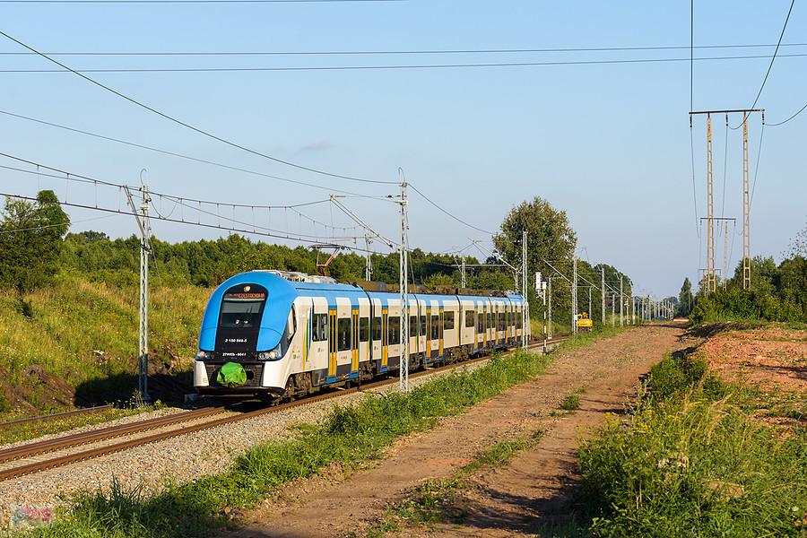 Szlak: Myszków - Poraj, linia D29-1. 27WEb-004 jako poc. KS 40632 relacji: Gliwice - Częstochowa mija myszkowską dzielnicę Nowa Wieś.