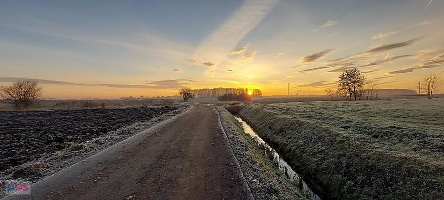 Lekkomroźny wschód słońca