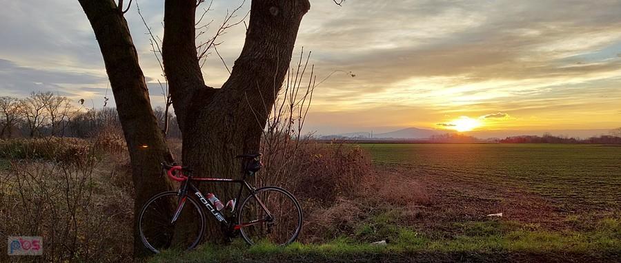 Bikefoto i zachód słońca ze Ślężą w tle