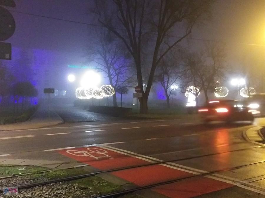 Świąteczne dekoracje przy WAT ładne, ale na zdjęciu się rozmazały