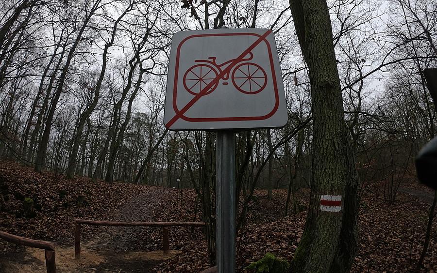 Zakaz przy czerwonym nad Góreckim. Co to za rower na znaku - na pewno nie MTB
