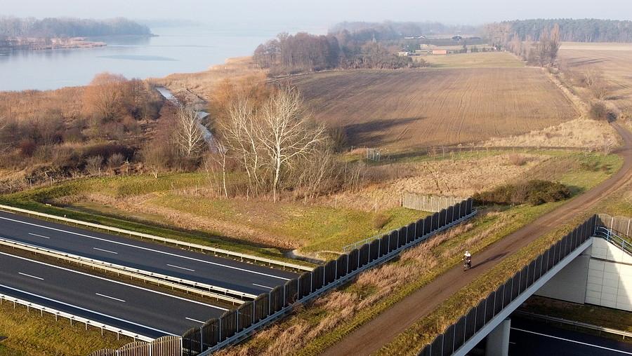 Wiadukt nad A2 o nawierchni szutrowej