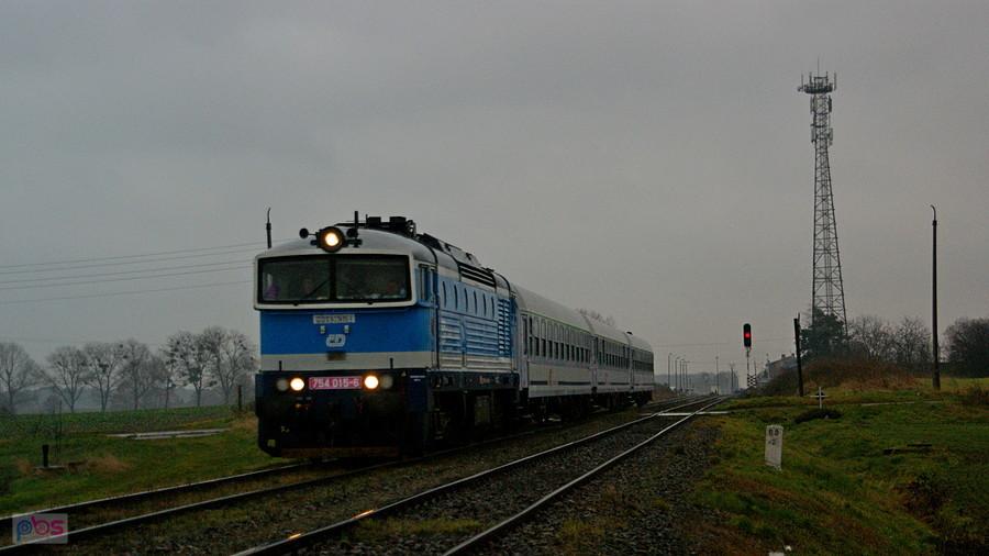 754 015 w służbie PKP INTERCITY prowadzi pierwszy po 13-to letniej przerwie planowy pociąg pośpieszny TLK Sudety 36103 na Magistrali Podsudeckiej relacji Kraków Gł.- Jelenia Góra, opuszcza Twardawę